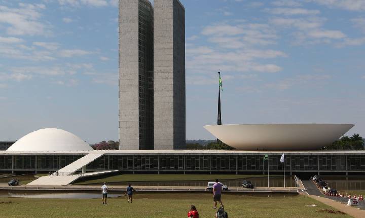 Alcolumbre fatia votação do PL da Dosimetria; governo denuncia manobra