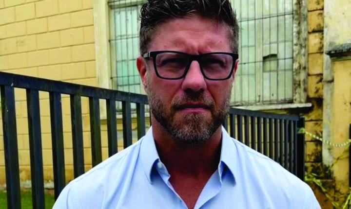 As chamas que iluminam o descaso com a educação no Paraná.