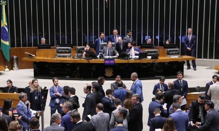 Câmara aprova projeto que reajusta multa por adulteração de combustíveis