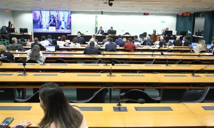 Especialistas sugerem permissão para jovens de 16 anos dirigirem com supervisão