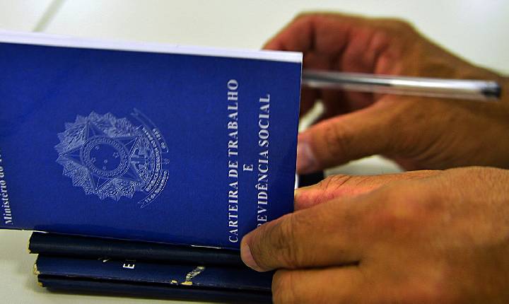 Pesquisa revela que brasileiro prefere emprego com carteira assinada