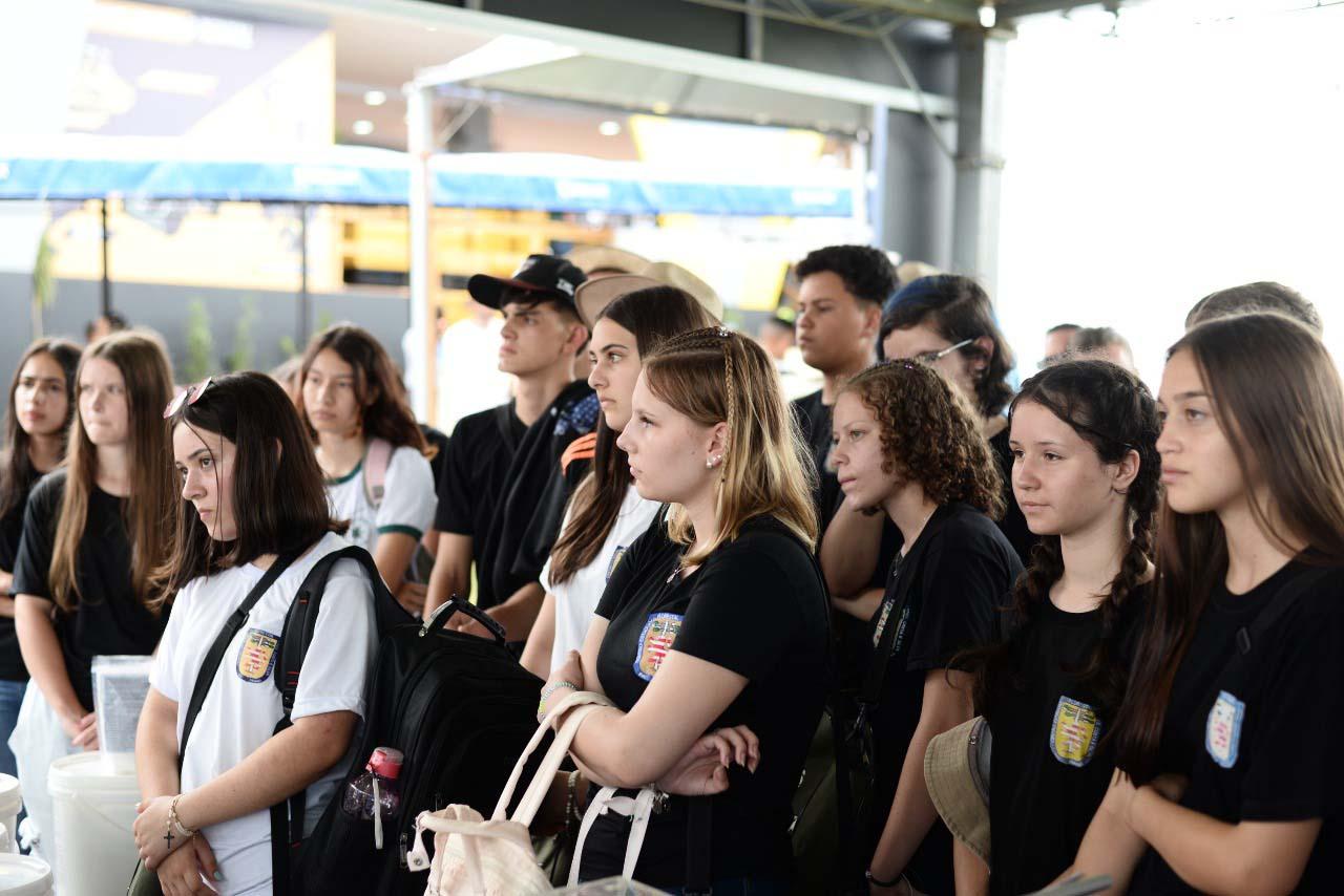 ALUNOS DE ESCOLA AGRÍCOLA QUE SE TORNOU COOPERATIVA COMPRAM GRANJA