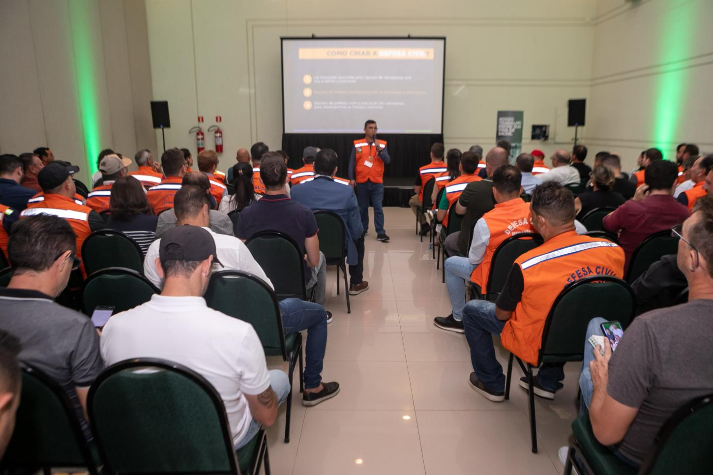 DEFESA CIVIL PREPARA COORDENADORES MUNICIPAIS PARA ENFRENTAR DESASTRES NO PARANÁ