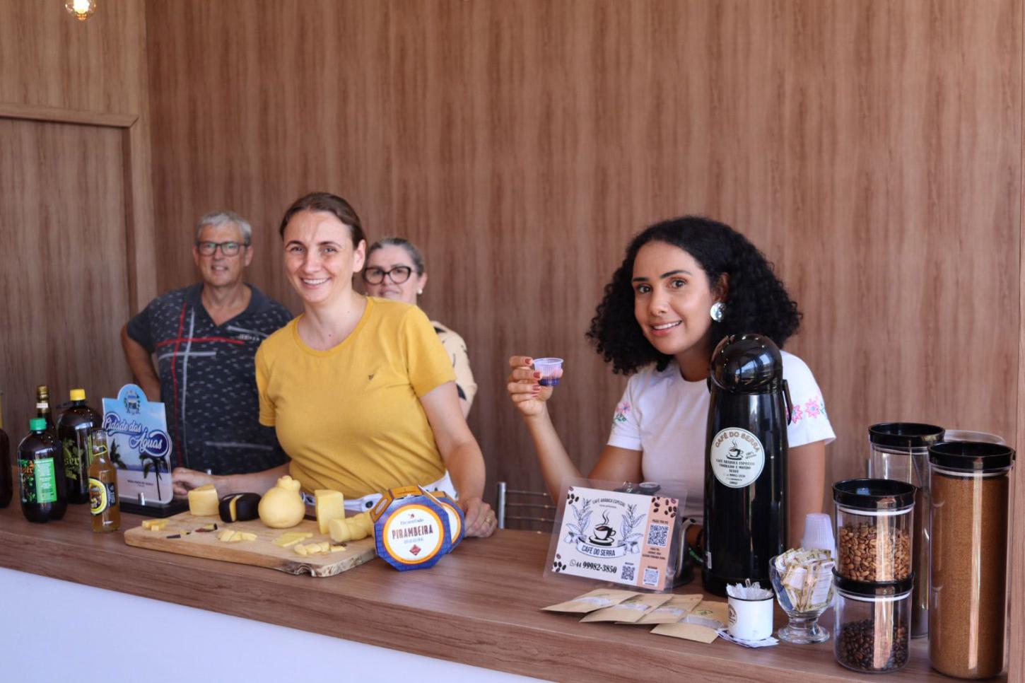 GOVERNO DO PARANÁ LEVA 60 EXPOSITORES