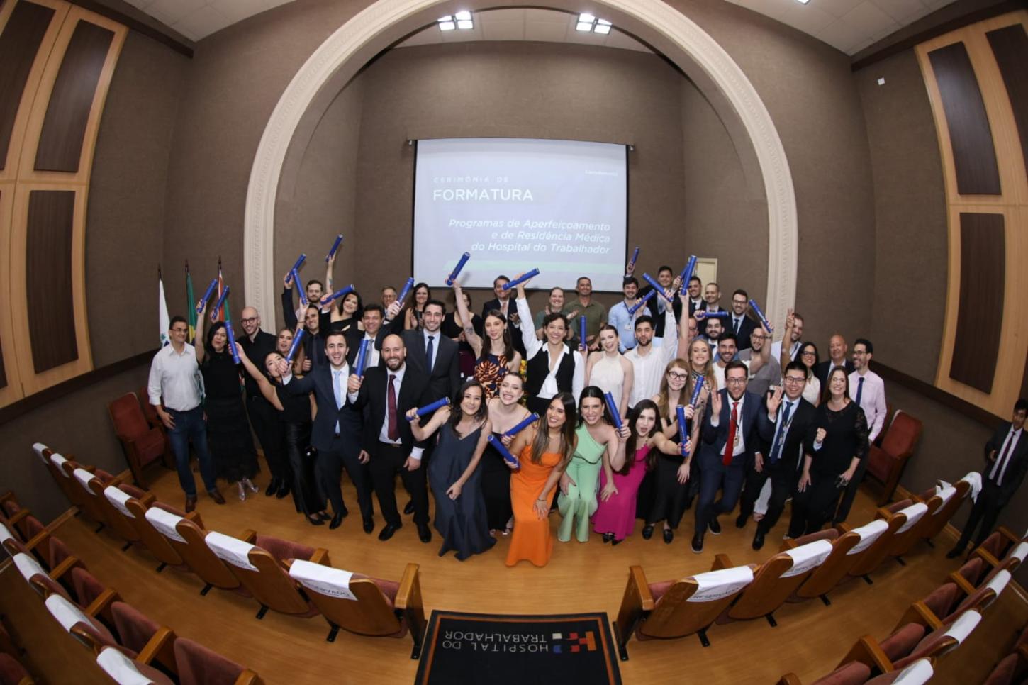 NOVOS ESPECIALISTAS E REFORÇA ASSISTÊNCIA À POPULAÇÃO