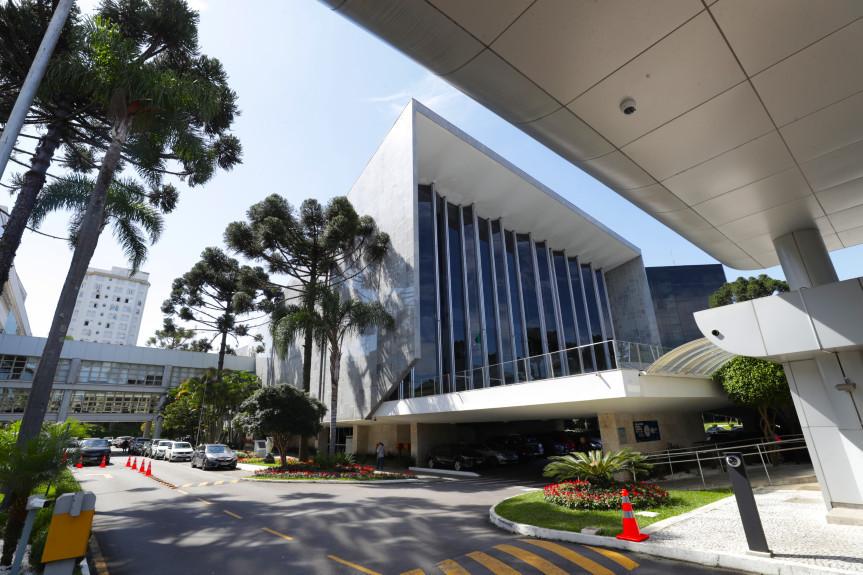 Assembleia vota projetos de lei e promove ações para assegurar direitos e proteção às paranaenses