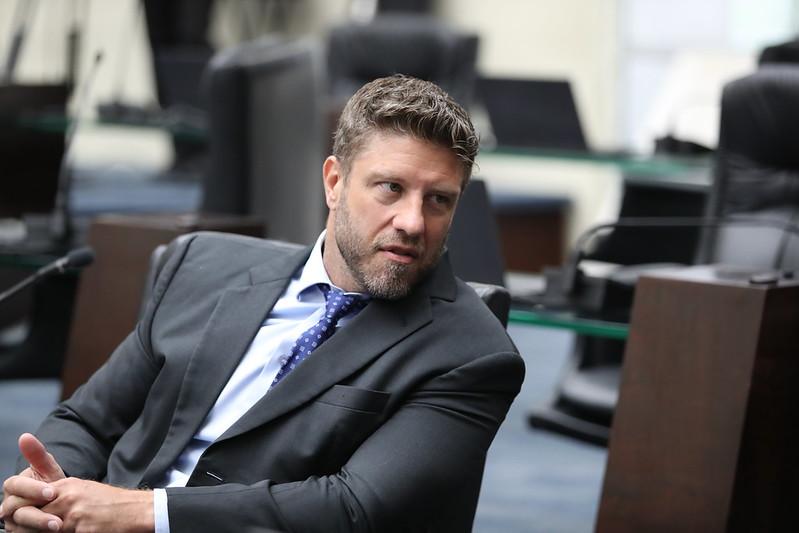 Candidato fantasma passa com nota 100 em prova do PDE 2025 da Secretaria de Educação do Paraná