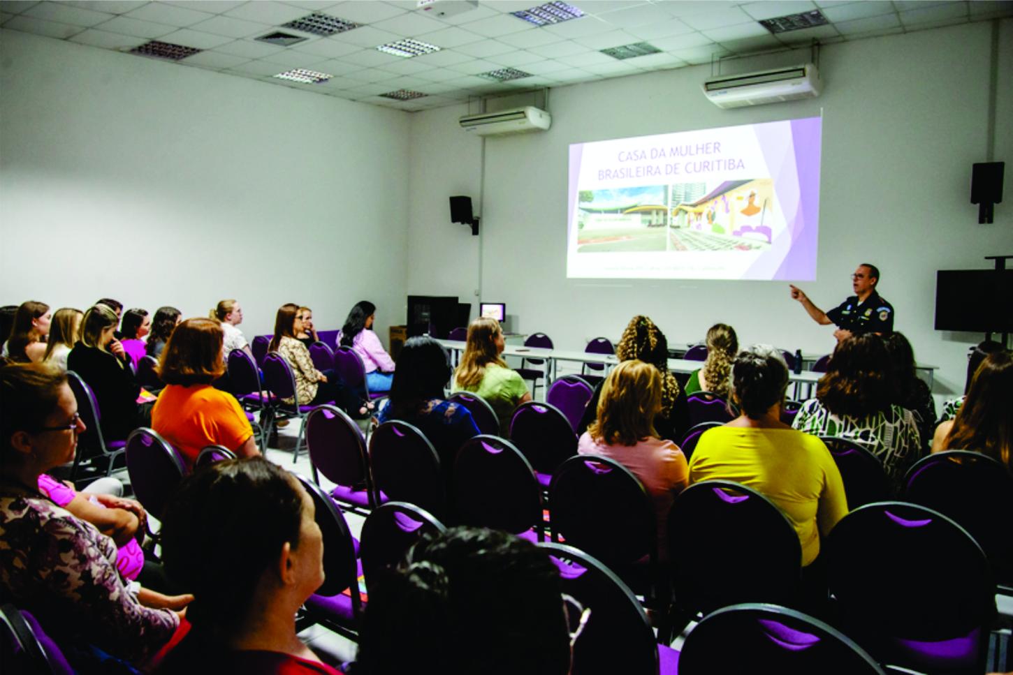 Casa da Mulher Brasileira de Curitiba recebe servidoras da Urbs para visita técnica
