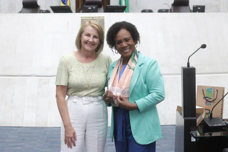 Jornalista Dulcineia Novaes é a indicada da deputada Márcia Huçulak (PSD) para o Prêmio Rosy de Macedo