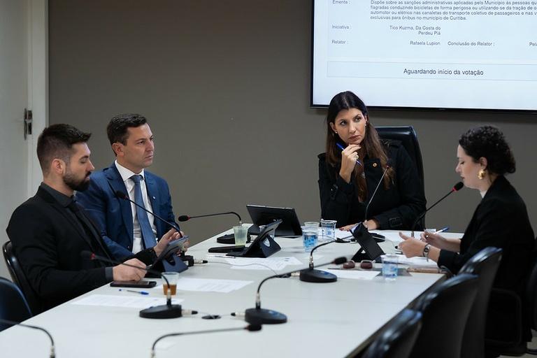 Multa por “pegar rabeira” está pronta para votação na Câmara de Curitiba