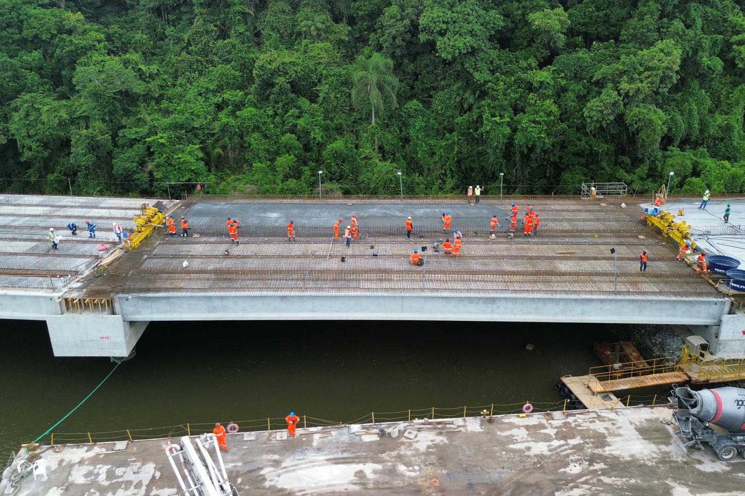 Obras da Ponte de Guaratuba avançam com a concretagem de vãos no trecho pré-moldado