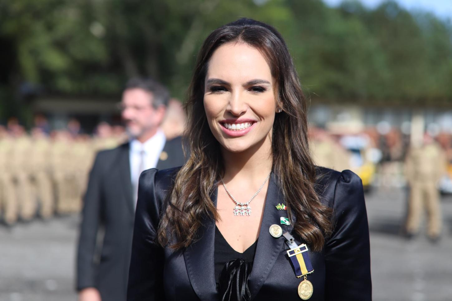 Deputada Maria Victoria (PP) recebe a Medalha Coronel Sarmento, a mais alta honraria da Polícia Militar do Paraná