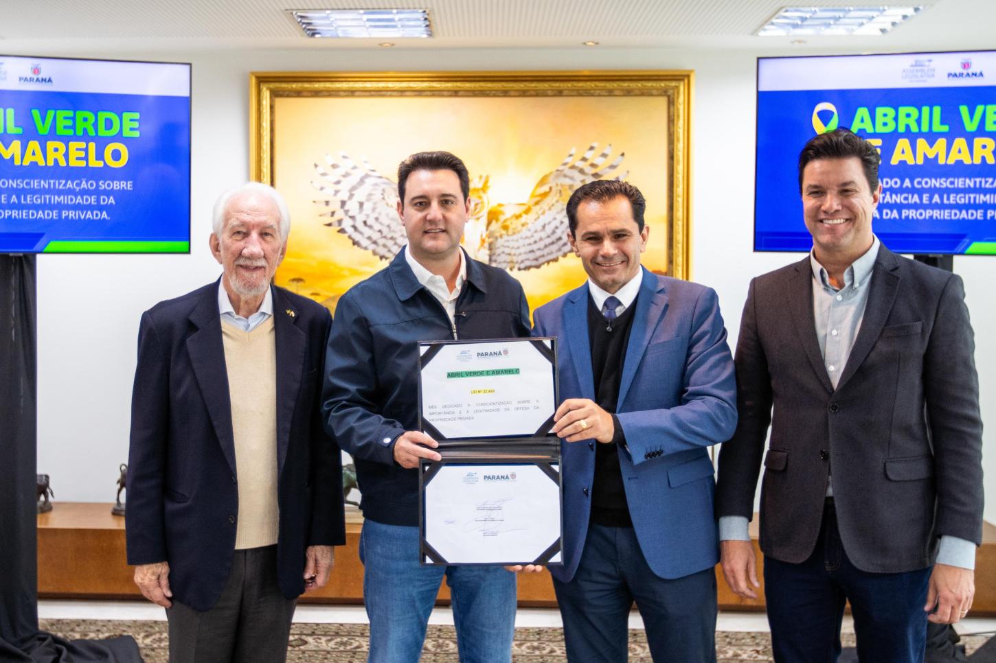 Ratinho Junior sanciona Abril Verde e Amarelo contra invasões de terra no Paraná