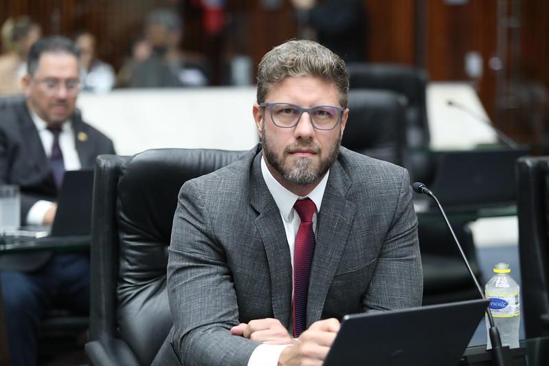 Requião Filho cobra transparência da Prefeitura sobre fiscalização de escolas em Curitiba