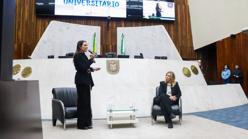 Deputada Maria Victoria (PP) firma compromisso de analisar os 126 projetos de lei apresentados pelo Parlamento Universitário
