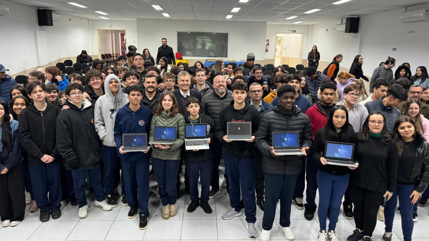 DEPUTADOS ALISSON E TONINHO WANDSCHEER ENTREGAM 209 CHROMEBOOKS A  7 ESCOLAS ESTADUAIS