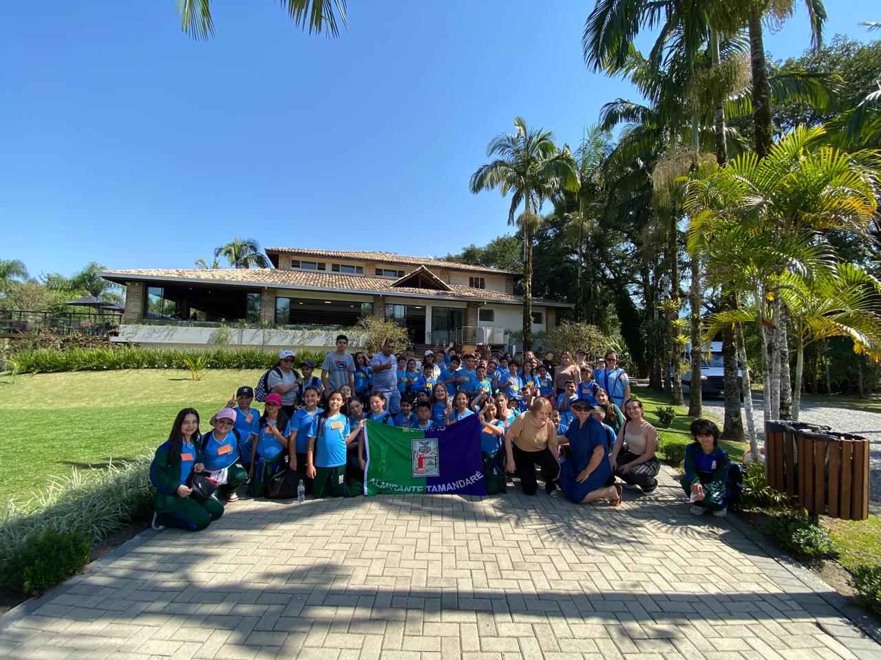 MAIS DE 200 ESTUDANTES DE ALMIRANTE TAMANDARÉ ESTÃO FAZENDO PASSEIOS GRATUITOS DE TREM