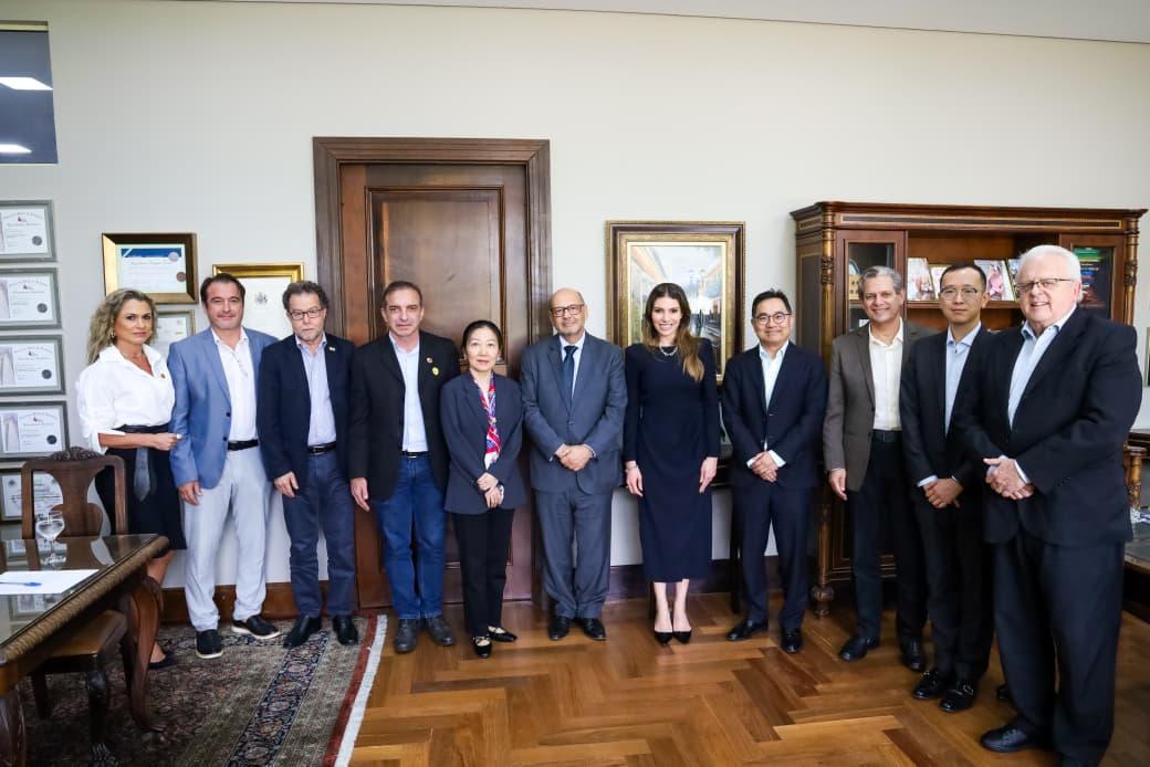 MARIA VICTORIA E SILVIO BARROS SE REÚNEM COM DIRETORIA DA SINOVAC EM CURITIBA