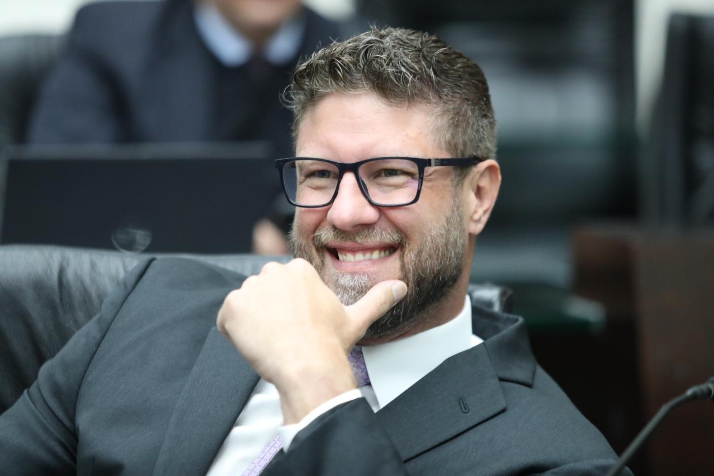 REQUIÃO FILHO CRESCE NAS PESQUISAS E COLA EM PRIMEIRO LUGAR