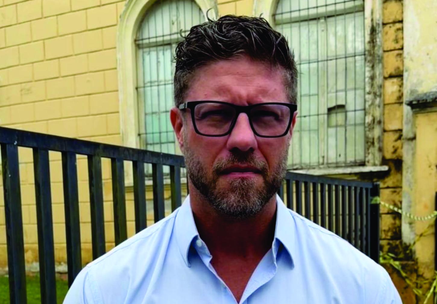 As chamas que iluminam o descaso com a educação no Paraná.